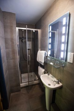 Room 10 ensuite 4906